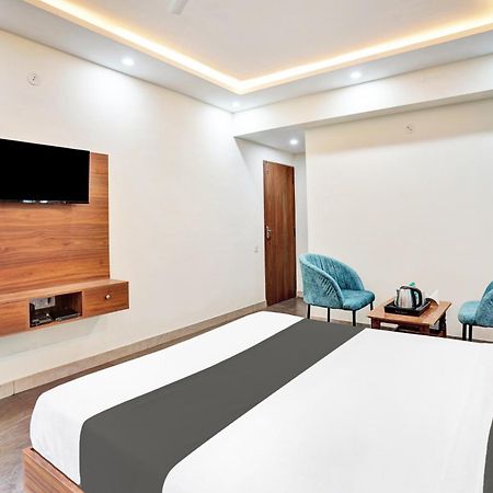 Hotel O Gayathri Metro Deluxe Бангалор Екстериор снимка