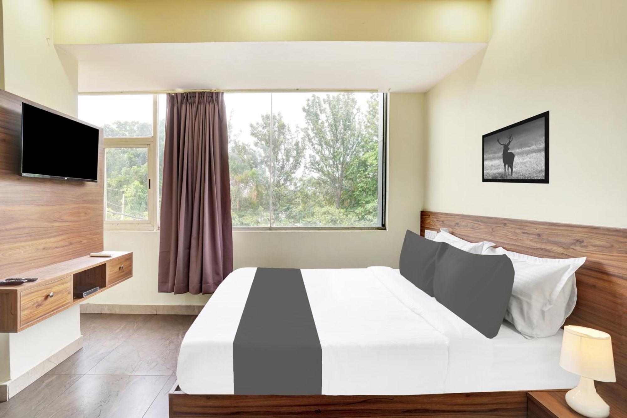 Hotel O Gayathri Metro Deluxe Бангалор Екстериор снимка
