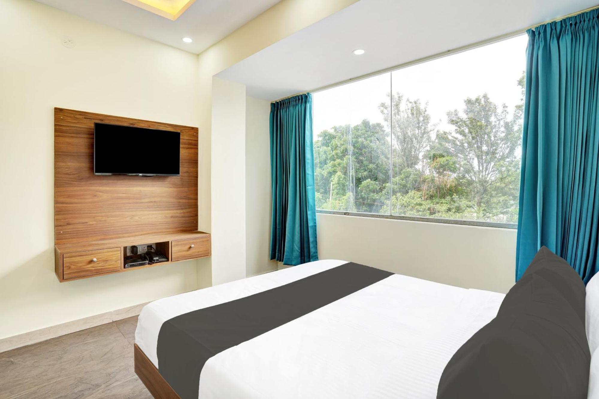Hotel O Gayathri Metro Deluxe Бангалор Екстериор снимка