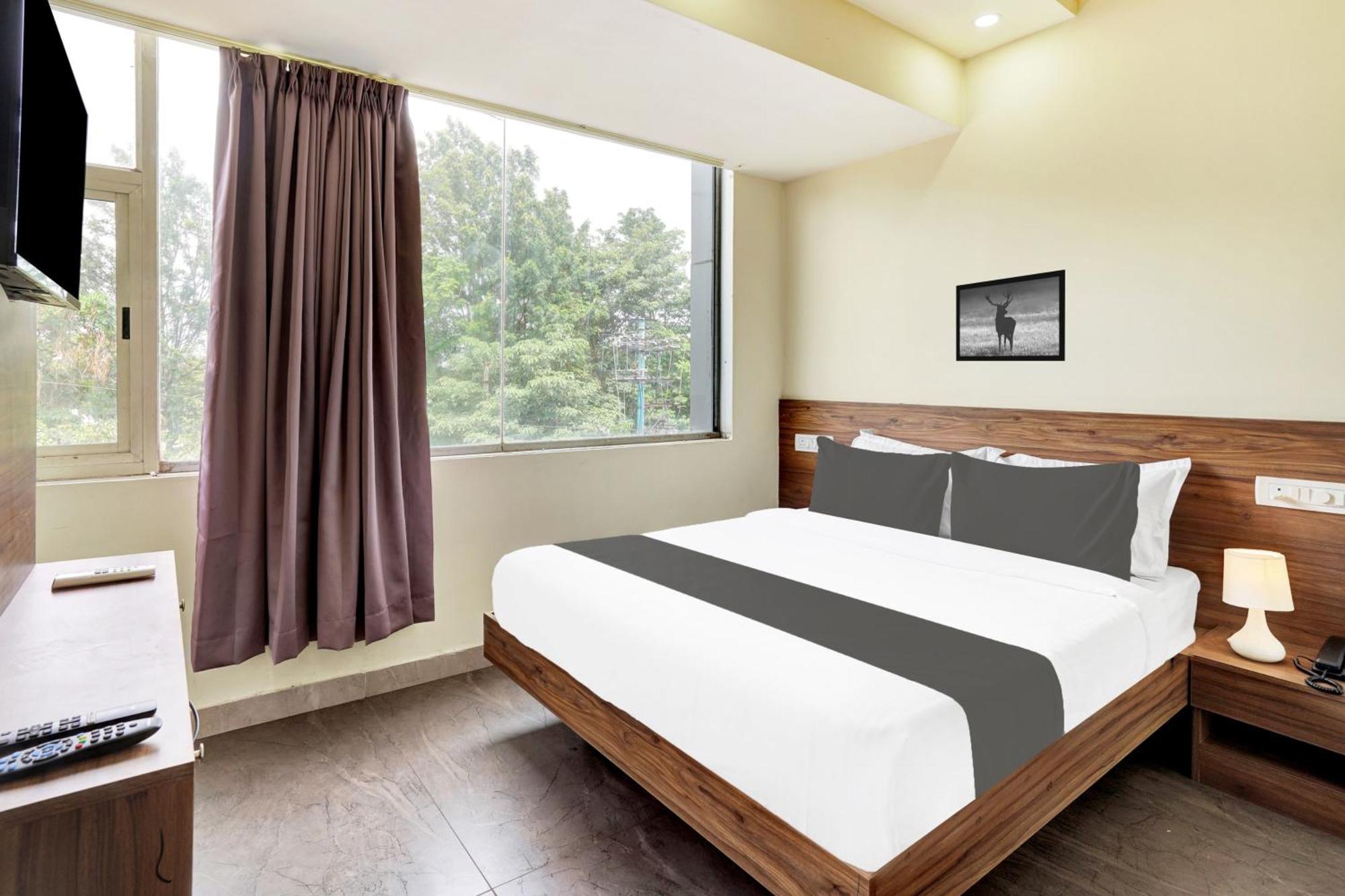 Hotel O Gayathri Metro Deluxe Бангалор Екстериор снимка