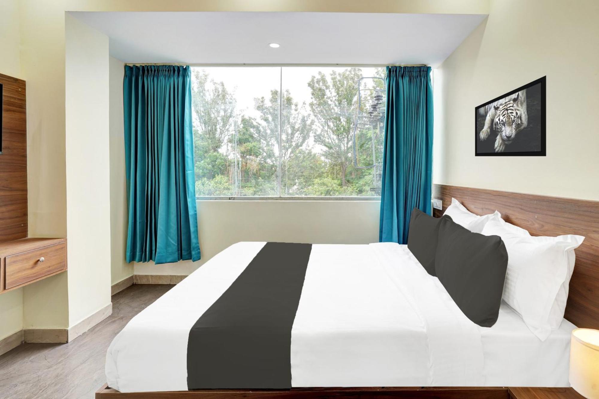 Hotel O Gayathri Metro Deluxe Бангалор Екстериор снимка