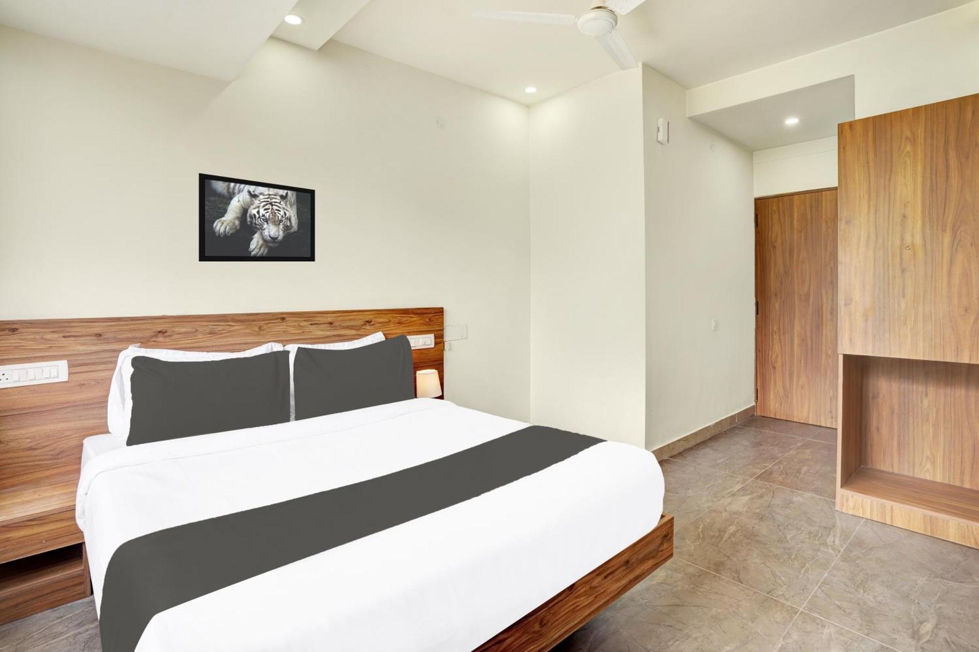 Hotel O Gayathri Metro Deluxe Бангалор Екстериор снимка