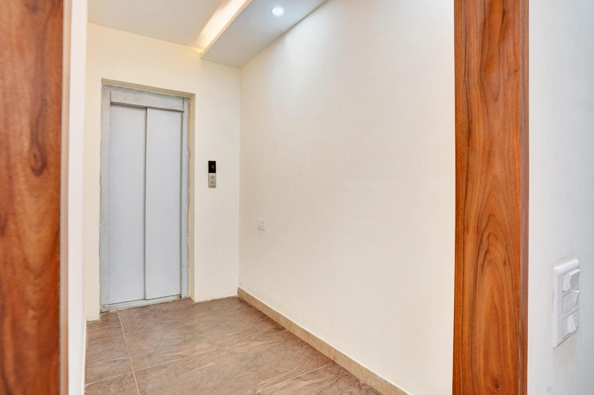 Hotel O Gayathri Metro Deluxe Бангалор Екстериор снимка