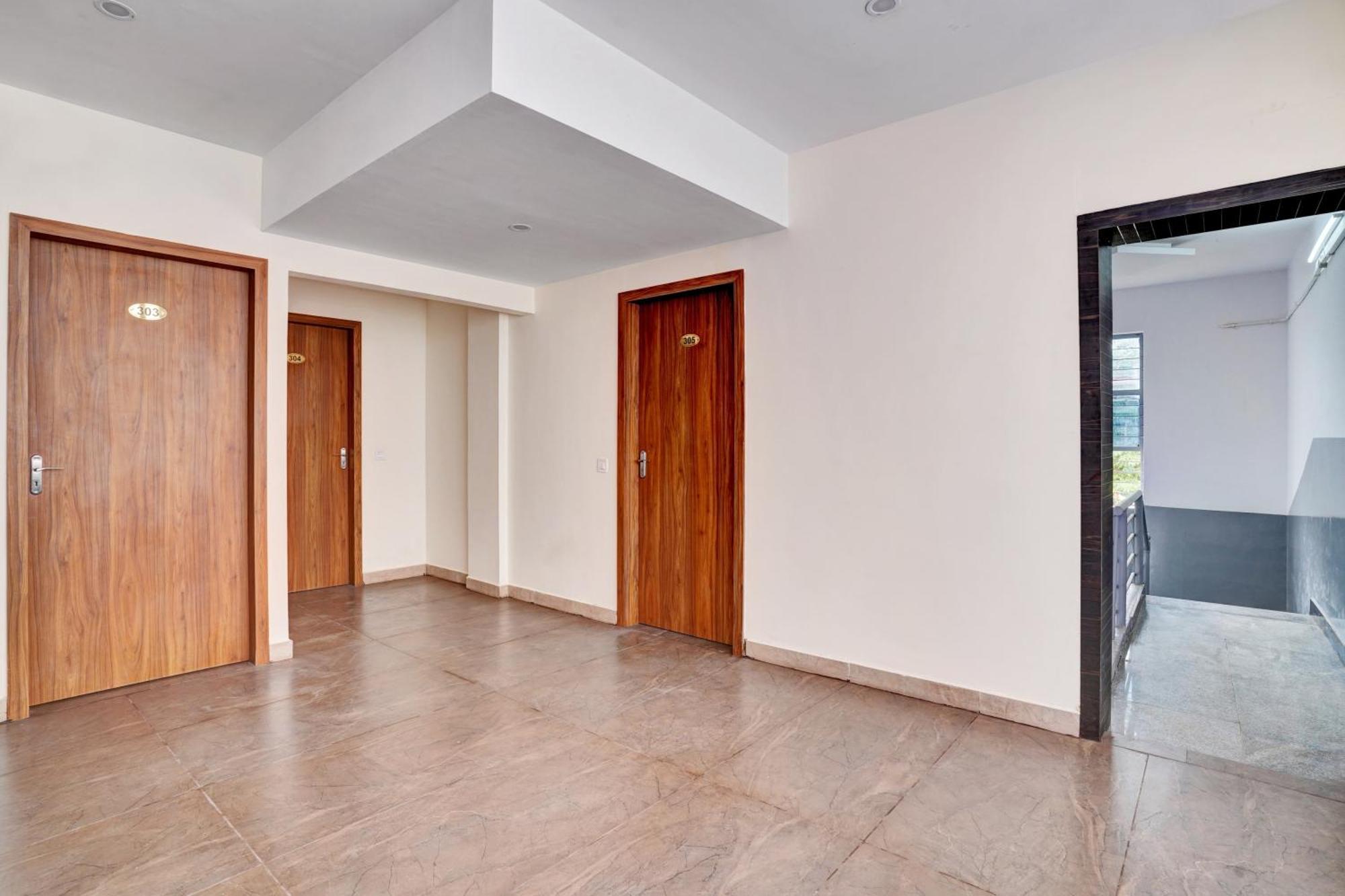 Hotel O Gayathri Metro Deluxe Бангалор Екстериор снимка