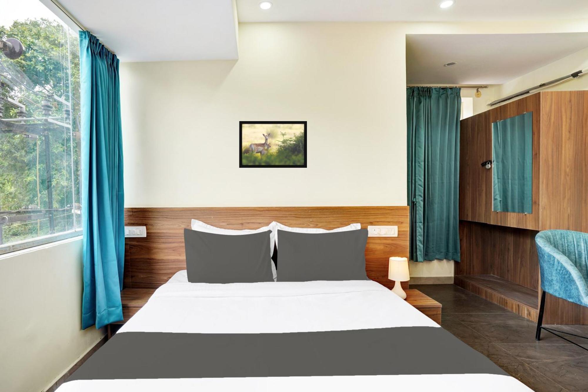 Hotel O Gayathri Metro Deluxe Бангалор Екстериор снимка