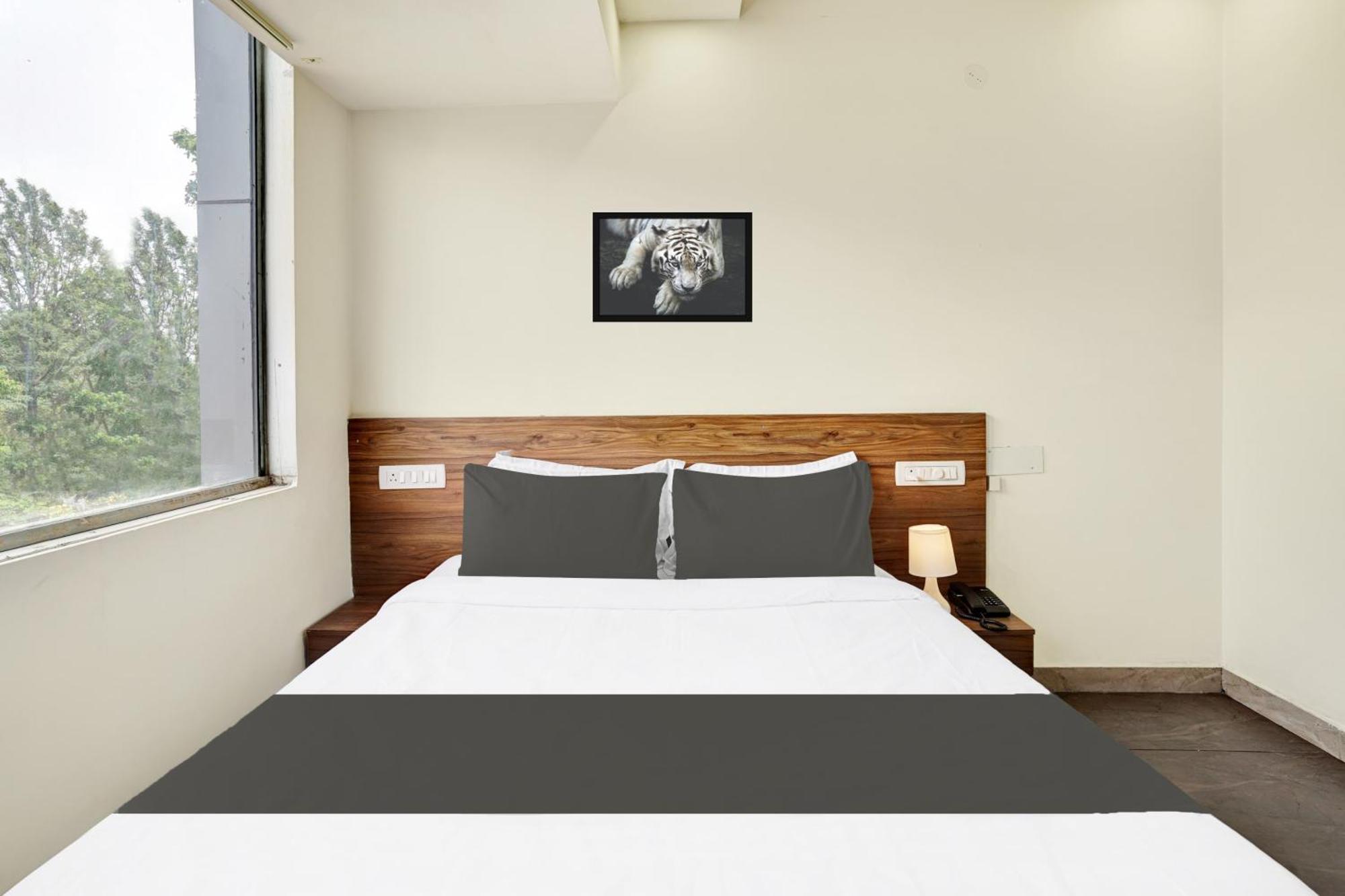 Hotel O Gayathri Metro Deluxe Бангалор Екстериор снимка