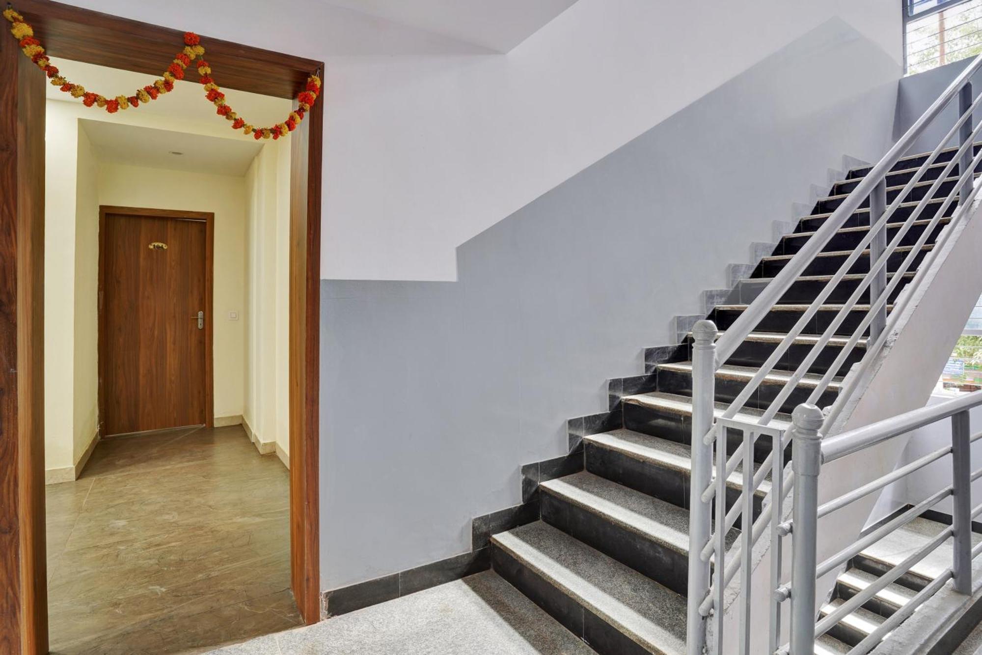 Hotel O Gayathri Metro Deluxe Бангалор Екстериор снимка